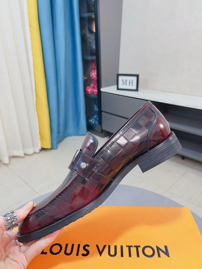 Men's men's shoes💰540🌸🌸Water dyed cowhide 💶[Louis Vuitton (LV)] High-end business formal leather shoes🍀Luxury and elegant style, both practicality and style, professional focus on details and quality, counter original 1⃣️: 1⃣️super accurate reproduction👍🏻! Material: The upper is made of imported original calfskin➕imported Italian cowhide leather. Original anti-slip and wear-resistant outsole! Black, brown and blue are optional. Number of yards: 38--44 (45 customized)